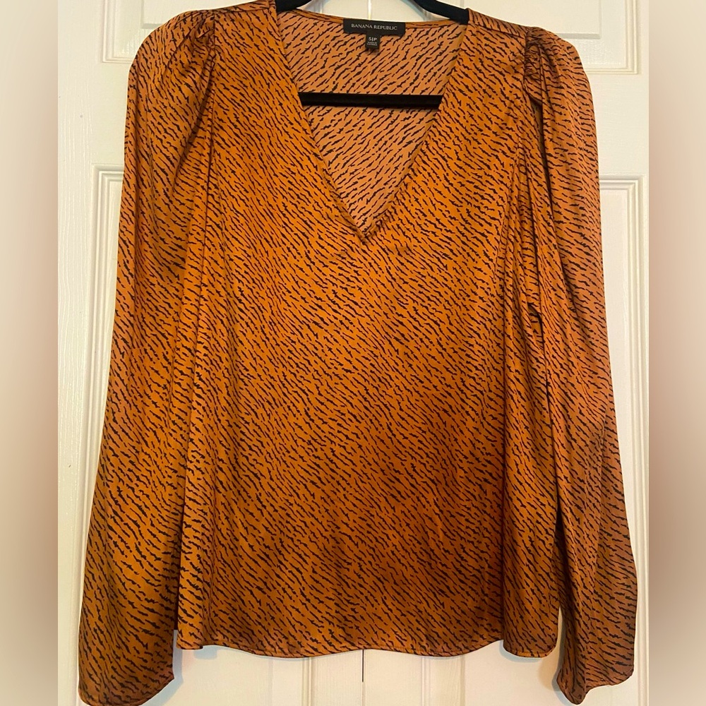 Banana Republic animal print blouse Sz Small unworn